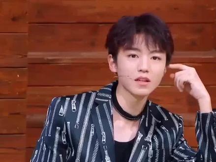 王俊凯话剧舞台下跪#娱乐#明星