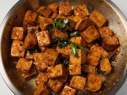 甜辣豆腐脆皮爆浆,一口一个吃到停不下来!! 配方参考:杨多狗
①老豆腐2盒760g表面水分擦干后,3×4或4×4切成大小差不多的小方块
②(时间温度仅供参考,根据实际状态自行调整)
【油炸法】
油温五成热(筷子冒泡)下锅炸,保持中火炸3-5分钟,表面微黄捞出。捞出后转大火等待30-45s升温六成热,保持大火炸60-90s,豆腐金黄捞出沥油
【油煎法】
平底锅多来点油,油热后码上豆腐,中小火煎炸,一面金黄后翻面,直到每个面都颜色金黄,形成脆皮,捞出沥油
【空气炸锅法】
空气炸锅垫油纸,码上豆腐后喷油,先200度烤10-15分钟至表面微焦,烤好后取出翻面,再烤10-15分钟到豆腐整体金黄
③碗里放下述调料,分次泼入热油4勺(40g)
辣椒面1勺多点(10g)
孜然粉1勺(7g)
熟白芝麻1勺(20g)
大蒜11瓣蒜沫3勺(30g)
我用的孜然撒料含盐、五香粉
若用纯孜然粉觉得味道不够可适当调整
④再加入下述调料搅匀
盐2.5小勺(4g)
糖10小勺(10g)
番茄酱2勺(40g)
蚝油2勺(30g)
清水3-4勺(30-40g)
根据酱料状态可调整清水用量
⑤把酱料浇在炸好的豆腐上,再加点葱花香菜抓匀即可
#妈呀太香了 #好吃到停不下来 #浇汁豆腐 #当美食有了音乐灵魂 #神兵小将