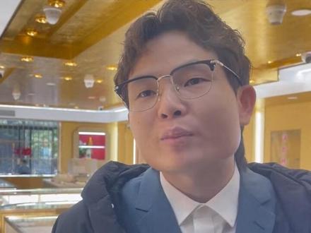 今日黄金首饰金价1599元/克 客户上午看好三金没买单 下午直接涨了几千块“建议最近不要买 等美伊紧张局势稳定再下手 ”#黄金 #美伊战争