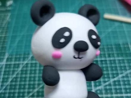 教大家捏个简单的~熊猫。#张同学 #超轻粘土手工 #手工diy #粘土手工 #粘土熊猫