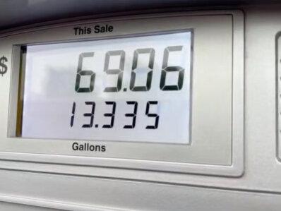 这两天市场里最“反直觉”的画面来了:油价猛冲,金价反而掉头向下。按常识,地缘一紧张,大家第一反应是买黄金避险;可在2026年3月3日前后,布伦特原油一周里走出一波很猛的行情,单日结算价来到77.74美元一桶、涨幅接近7%,而黄金却出现明显回撤。
大家想一想,这种背离,其实逻辑很简单:市场在同一件事上,看到了两种完全不同的风险。
原油对应的是“供给风险”。当冲突升级到可能影响关键运输通道、油气设施、甚至航运保险和运费时,油的定价就会迅速切换成“缺货恐惧”。你可以把它理解成小区门口那家唯一的便利店突然传出要停供的消息,哪怕你家冰箱还有存货,你也会下意识多囤两桶水。油价的上涨,本质是供应链被卡脖子的溢价在飙升。
但黄金对应的是“金融条件风险”,而这次市场更在意的是另一个问题:油价冲上去,会不会把通胀预期也一起抬上去,进而让降息变得更难。注意这里的关键转折:当市场开始担心通胀卷土重来,美元走强、国债收益率上行,黄金这种“不生利息的资产”就会立刻吃亏。更要命的是,在剧烈波动里,很多资金会先选择“变现为王”,也就是先卖掉最容易卖的资产来补保证金、降杠杆,黄金往往会被当成流动性工具先被抛一轮。于是你就看到一个很少见的组合:油在涨,金在跌,不是因为黄金不避险,而是因为市场在避的是“现金流压力”和“利率上行”。
这意味着什么呢?对资本市场的影响,通常会沿着三条线传导,而且节奏很快。
第一条线是行业分化。能源链条会吃到“价格上行”的红利,油气开采、油服、部分化工品种往往相对更强;反过来,航空、航运下游、化工中下游、以及高耗能制造,会立刻感受到成本端的挤压,盈利预期容易被下修。油价涨得越快,这种分化就越锋利。
第二条线是利率与估值。如果市场因为油价上行而重新定价通胀,收益率上去,最先承压的往往是对利率敏感的资产,也就是高估值成长、长久期资产。你可以把它想成“按揭利率突然上调”,房子不是立刻不存在价值,但你能承受的出价会变低,资产估值的折现率一变,价格就会重新找位置。
第三条线是风险偏好与汇率。风险事件叠加通胀担忧时,美元往往偏强,部分新兴市场资产波动会放大,跨市场资金更容易选择回到美元资产避风头。与此同时,黄金短期走弱并不等于“避险逻辑死了”。
#油价大涨 #黄金大跌 #美元走强 #金融知识科普