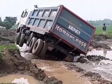 用废旧轮胎修路,比普通的路面要结实2倍,不仅环保 更节省了建筑材料#国潮科技