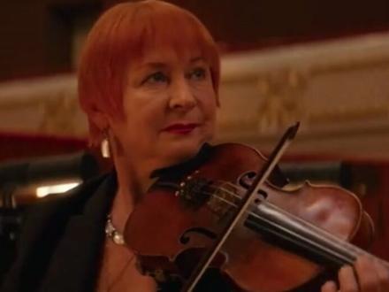 《囧妈》戏外比戏精彩,虽然有着诸多不舍,但是强势的老板徐伊万(徐峥 饰)还是和合作伙伴兼妻子张璐(袁泉 饰)结束了失败的婚姻。由于某种心理作祟,他试图阻挠前妻在海外重新创业。为了第一时间赶去美国,他回到母亲卢小花(黄梅莹 饰)的住处取护照,结果阴差阳错和母亲坐上了开往俄罗斯的K3次列车。如同身边的老年人一样,卢小花对儿子有着无休止的过度关爱与碎碎念。漫长的旅途中,伊万饱受折磨,他一边遥控表弟郭贴(郭京飞 饰)破坏张璐的生意,一边和母亲展开斗智斗勇的拉锯战。在这一过程中,母子二人冲突不断。伊万渐渐了解到母亲的爱情,同时他也开始反省自己的人生。
一路向北,久违的《红莓花儿开》期待再度唱响……