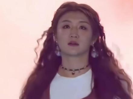 陈梦跨界踢足球,进球后的梦姐笑得好开心!