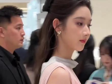 过年扎这个明星同款蝴蝶结发型 真的美美出片~#真实生活分享计划 #发型 #编发教程 #过年就要美美哒 #手残党也能学会的发型