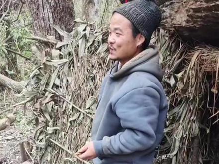 每一个咬牙坚持的人,都在征服自己的人生荒野 @荒野吴烦恼(苗王) #荒野求生 #苗王参赛的底气是锦屏山水给的 #七星山荒野求生挑战赛