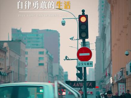 ‘喧嚣不过是片刻的烟火,而托举你人生的从来不是独处的时光,不必强求被谁能够读懂,你只管自由快乐的去生活…