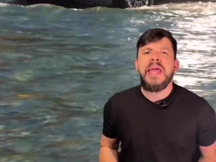 巴西汽车媒体介绍世界上唯一一款可以在水里开的汽车,比亚迪仰望U8,对于经常发洪水的巴西来说,这款车对当地富豪有致命吸引力。巴西网友预测仰望U8的价格会在250万以上(折合人民币)😂,仰望U8在国外的第一站不出意外会是巴西,你觉得会是什么价格?#dou是好车 #厉害了我的车 #新能源汽车 #硬派越野 #仰望u8