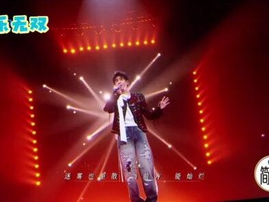 一开口惊艳全场,罗云熙粤语天后舞台珍藏 #真实生活分享计划 #罗云熙演唱天后 #国乐无双罗云熙 #罗云熙舞台合集 #宝藏歌手罗云熙@抖加🔥上热门🔥dou+🔥热点宝 @DOU+上热门 @抖音小助手
《国乐无双》这段粤语《天后》舞台值得反复回味,多机位镜头完整记录演唱全程。红丝绒质感舞台灯光烘托出沉静氛围,罗云熙手持紫色话筒,全程稳扎稳打完成粤语演唱,发音流畅自然,丝毫没有生涩感。从开篇轻柔起调,到副歌加重情绪,层次递进分明,垂眸吟唱、抬眼望向前方的镜头切换流畅。私下常翻唱粤语歌曲的积累,在这个舞台尽数体现,对待每一首作品都用心打磨细节,经典粤语歌搭配他细腻声线,碰撞出格外动人的听觉效果。