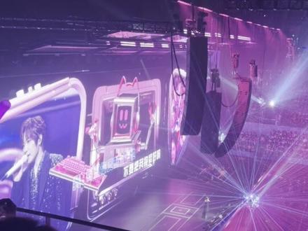 来自半山腰视角的《情话》,大合唱真的太好听了!!🥹(谁懂女生部分歌词是写着“你”)#徐良演唱会 #徐良情话 #感受一下演唱会现场感染力 #音乐现场 #徐良