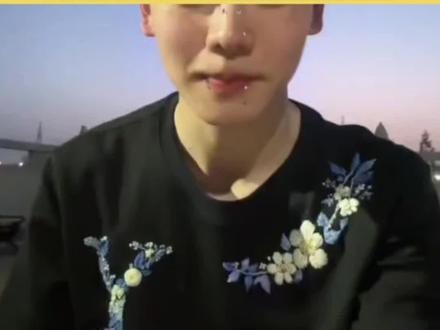 普通短袖已经过时了,现在登场的是女朋友新手绣的姓氏短袖#情侣 #diy #520 #刺绣短袖 #ootd穿搭