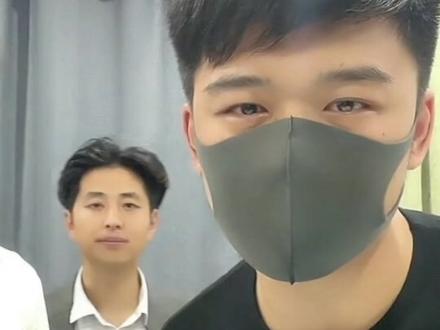 小武讲述拍摄四年的心路,并爆料与视频中女主们的真实关系。#小武的日常生活 #小武 #崔晓彤