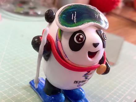 手把手教你捏滑雪的冰墩墩,买不到就各种捏捏捏吧……#超轻粘土手工 #手工diy #手工制作 #冰墩墩 #原创 #粘土教程