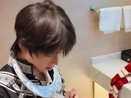 快来看橹橹弥渡山歌的变装花絮,可爱晕了!
我妹子太美萌了呜呜呜呜
#王橹杰#弥渡山歌#橹橹#付彬言