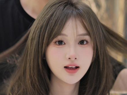 方圆脸 细软塌|2026本命锁骨发封神 谁懂啊家人们!方圆脸+细软塌贴头皮,试过N种发型不是显脸大就是撑不过半天,直到遇到这款2026爆火的高层次锁骨发,直接焊在头上不想换了!
长度刚到肩膀下3cm太绝了!少女感拉满还不挑场景——上班族赶时间吹完就能出门,学生党通勤百搭不踩雷,可披可扎适配所有场合~ 扎起来干净利落有精神,散着温柔随性显气质,甜酷风切换毫无压力!
刘海选对=换头级修饰!法式刘海闭眼冲不挑脸型,方圆脸能精准遮颧骨、柔化下颌线,长脸秒缩比例get流畅小V脸,减龄效果直接翻倍,素颜都扛打!
重点是免打理啊姐妹们!搭配气垫烫打破细软塌魔咒,日常洗完头吹干就成型,根根蓬松不贴头皮,店里的精致造型在家5分钟就能复刻,手残党也能轻松拿捏~
细软塌+方圆脸的姐妹直接冲!这发型真的能让你从“显老土气”变身“氛围感美女”,发朋友圈被问爆发型 出门还被陌生人追问发型师!
#2025发型趋势 #方圆脸适合的发型 #细软塌救星 #锁骨发 #张攀老师发型设计