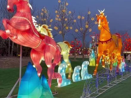 家人们冲!东营园博园马年大集开集啦!实景马战《三英战吕布》热血上演,灯光璀璨不夜城,马戏、非遗、巡游样样精彩。百余家美食随便逛,停车直达南大门,春节不无聊,全家嗨翻天!#东营园博园 #东营园博园灯会 #东营园博园骐骥光影灯会 #实景马战演出@东营园博园官方号