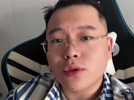 聪明人吃老实人,老天爷吃聪明人
苏轼曾言:“大勇若怯,大智若愚。”
凡是聪明外露的人,都是小智慧。真正的聪明人,都很会装傻,扮猪吃老虎才是大智慧。
他们看起来木讷好骗,实际心里门清,与人相处时愿意吃点无关痛痒的小亏,但不会吃大亏
他们也不会随便让别人看出自己是在装傻,被人看出也就意味着对方有更好的手段对付他们。
人学会“装傻”远比学“聪明”更难。
懂得装傻,才能于风浪中远离是非,从而保全自己。
人为什么要装傻?因为聪明,才更要装傻。
聪明和傻,看起来是一对反义词,可历经世事后就会发现,装傻是保全自身、赢得长远之利的智慧。
正如鬼谷子有言:“圣人之道,在隐与匿。”
而藏,就是一种顶级的人生智慧。
一个人再聪明,也不能一直锋芒毕露,人性的复杂要求我们,跟各种人打交道,都要学会藏。
王志文在《天道》里有句经典台词:“人要学会藏两样东西,一个是心事,另一个是本事。”
心事要藏在心里,一旦说出来就成了别人嘴里的故事。
本事要藏三分,不要让人觉得你一无是处,更不要让人觉得你鹤立鸡群。
所以说,懂得装傻才是最聪明的人。他们没有攻击性,不会成为别人的竞争目标,不轻易说破看穿了别人什么缺点,也不轻易展示自己的优越感。#经验分享 #个人成长
居于“低势”,仍能稳居高位。