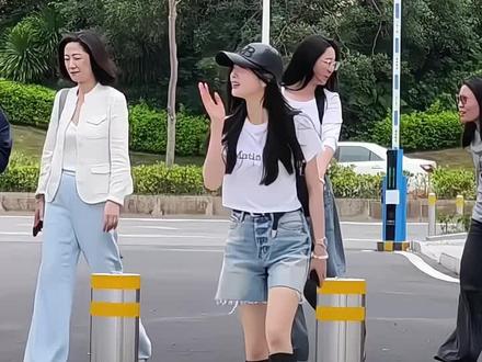 今日漂亮的吴选#吴宣仪 #她的海 东莞见!