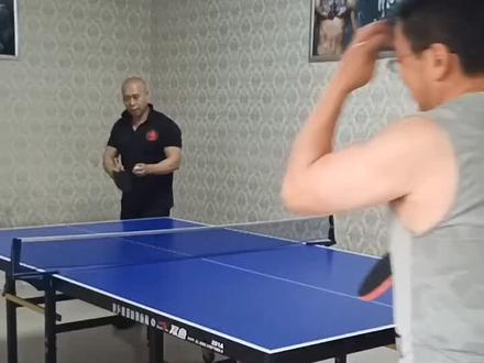 乒乓球是很好的热身项目,力量训练前一定要进行热身,大约20分钟,让你的热身状态达到最佳,唤醒你身体所有肌肉,同时可以热身到你的毛细血管壁,让你整个身体都是非常非常有状态的,为后面的训练做好铺垫。