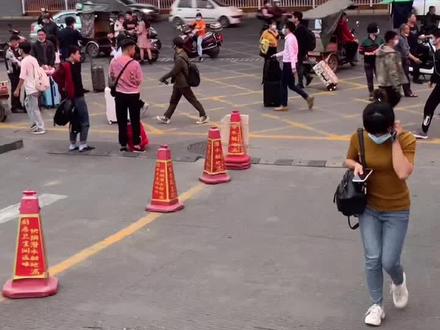 南宁火车站开车该怎么接送朋友?一条价值5块钱的视频😂(一)#南宁 #火车站 #停车#安全出行 @DOU+小助手