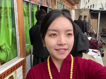 藏族新娘是怎么打扮的?众人簇拥帮忙穿戴,新郎满脸都写着高兴 #藏式婚礼 #藏文化 #少数民族婚礼 #婚礼现场