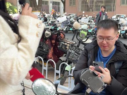 你愿意花5块钱买一个神秘礼物吗?#大魔王#大魔王麻酱素毛肚 你愿意花5块钱买一个神秘礼物吗?#大魔王 #大魔王麻酱素毛肚 #街头挑战 #搞笑