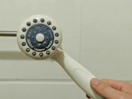 花洒淋浴头堵塞不要扔,用一张纸,3分钟轻松解决水垢,实用 #花洒堵塞怎么办 #生活小妙招 #淋浴头清洁