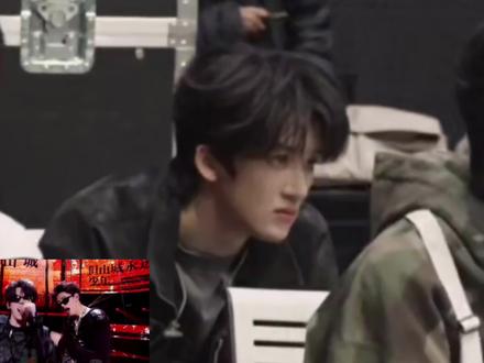 难怪不说你们是闺蜜组呢,都是超级颜控,被姐夫帅到的反应都相似。同一个舞台片段,一个笑得花枝乱颤,一个脸红得像苹果🍎。这就是我们的左邓我们的朱苏,是大名鼎鼎的HE4,是坏姐夫联盟和infp受害者联盟。#朱苏 #左邓 #坏姐夫联盟 #infp受害者联盟 #HE4