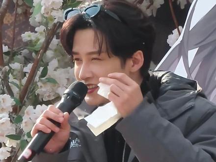 明明只是开机仪式,为何檀健次突然泪崩了?一句“原谅我没有见过世面”才懂他一路的心酸#檀健次 #开机仪式 #万人应援 #影娱热点团 #内容启发搜索