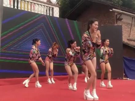 我们农村酒席都配上歌舞团了