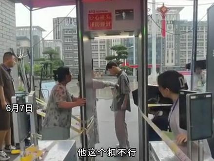 南阳考生因衣物有金属纽扣,未能通过安检。热心市民主动脱衣助考,将考生衣物留在门口,自己却光膀离开#高考 #脱衣助考