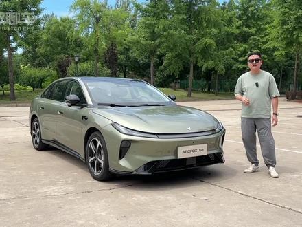 试驾极狐贝塔S3,车长超4.9米,6万多就能到手 #5.98万开B级车极狐贝塔S3上市#极狐贝塔S3