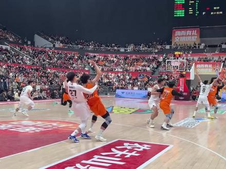 12月26日杭州主场对温州,其实这场比赛都是裁判的问题。 正常球赛看来下杭州VS温州里面的争议球太多了,为什么最为国家级的裁判会这样被政治左右呢?就在眼前的明显摔跤不去吹罚,一定要球员冲突后才出来拉,就在跟前看的清清楚楚你第一时间吹就不会有后续的这些冲突。大家都过来给文旅活动加油,还文旅比赛一个干净的球场。@浙BA官方账号 @DOU+上热门 #篮球裁判 #裁判 #浙BA