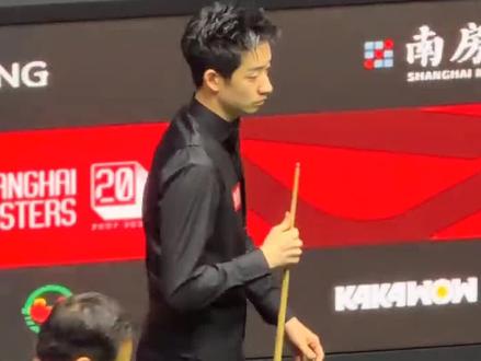 决胜局之王!吴宜泽诠释勇者命硬让墨菲崩溃,但打法全面性待提升 斯诺克上海大师赛吴宜泽6-5绝杀肖恩-墨菲跻身四强,剧本球迷们仿佛看过,吴宜泽选择了弹幕最多的大心脏打法。
世锦赛17-16艾伦、18-17墨菲、上海大师赛6-5墨菲,这三场比赛有很多共同点,那就是比分紧咬,陷入艰苦拉锯。决胜局之王吴宜泽最终几经跌宕起伏笑到最后,诠释强者运佳勇者命硬。吴宜泽精神属性无敌,但打法全面性还是有问题。