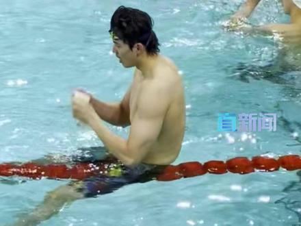 汪顺第8道奇迹 泳帽一吻致敬荣耀 11月17日,第十五届全运会游泳项目迎来收官日,在男子400米混合泳冠亚军的决赛中,浙江游泳名将汪顺创造第8道奇迹,以4分14秒90的成绩夺冠,他实现了全运赛场400米混合泳金牌“四连冠”。#汪顺 #2025全运会 #第十五届全运会