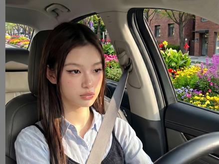 AI开车换装教程,教你用一张图做车内驾驶AI视频换装。 教程核心:先用同一张驾驶AI图生成稳定动作,再用分段换装提示词做连续变化。#ai视频换装 #ai带货视频