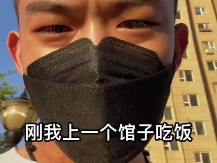 近日,山西小伙来新疆旅游被热情招待,餐厅老板送烤馕并称呼“阿达西”,小伙一脸懵。