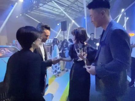 Gaby出席劳斯莱斯晚宴时穿的小礼服,也会在20号上新哦#劳斯莱斯 #晚宴礼服