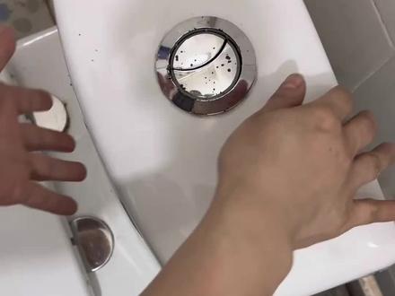 马桶按键更换教程,超简单! 手把手教你更换马桶按键,从拆卸到安装,步骤清晰,一看就会。