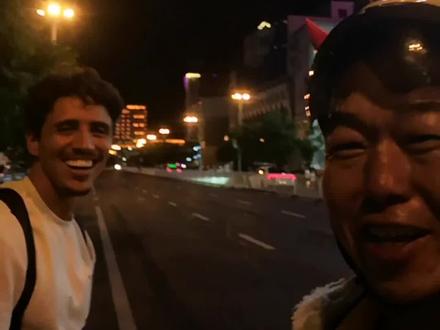 #足球 #中国足球 #延边足球@延边龙鼎足球俱乐部有限公司 #延吉滩 欢迎新家人 米歇尔•查加斯 他对我头盔上的战旗围巾感兴趣翻着看了看 哈哈哈