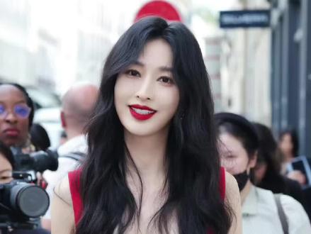 张俪在巴黎时装周的两套造型来了,她穿的好潮。一件黑色的收腰西装搭配红色棋盘格子的丝袜,帅酷有型。红色波点鱼尾连衣裙配红色波点丝袜,复古又有腔调。张俪的衣品还是不错的。#拿捏秋日的轻盈感 #张俪 #巴黎时装周 #看秀穿搭