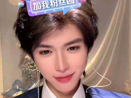 从来都不是单方面偏爱 是何秋亊和秋树叶的双向奔赴 你总在默默引导我们变好 把温柔和心思全都放在我们身上
我们在好好生活 你在好好发光 就是这样彼此陪伴 双向奔赴的爱 一路同行#何秋亊 #秋树叶 #双向奔赴 #碎碎念