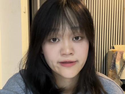 搬出来最放心不下的是我的妹妹 我跟她说的最后一句话是:如果有任何不开心请随时给我发消息,也可以随时到我这边来,别对抗,别反抗她们。
我和我妹是最好的朋友,她知道我的一切,我也知道她的一切。
我们会在床上躺着聊天到凌晨,我陪她出了第一次cos,陪她逛了很多的谷子店,她会请我吃饭,会告诉我某个老师多讨厌,我们一起去旅游,一起说垃圾话,一起大笑,一起坐在公园的台阶上聊家里的事情,我可以理解她的感受,她也可以理解我的感受。
姐妹是一种很神奇的生命体验。没有任何关系可以替代它。
我很想念她,非常非常想念她。
#妹妹#姐妹 #独居 #碎碎念