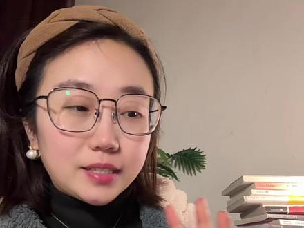 婆婆的话不要听表面意思 结婚三年我才后知后觉,婆婆那些听着像“挑刺”的话,其实都是另一层意思,
不知道你们的婆婆是不是也是这样?“我和老公半夜偷吃烧烤,她说‘半夜吃油炸的不好’;我买了件新衣服,她说‘这和你柜子里那件差不多’;我买了牛肉螃蟹,她说‘家常便饭,吃这么贵干嘛’。
“以前我听完心里直嘀咕,总觉得她在管我、在挑我毛病!后来我才懂,她所有话的潜台词,其实就一句:‘孩子,钱要省着点花。’ 她不是在挑剔我的生活,是用她的方式,在担心我们的未来。这是一种没有恶意的博弈,她确实是‘唠叨’,听懂弦外之音,才能下好这盘棋。你在婆婆那里,听过最难忘的一句“潜台词”是什么?#真实生活分享官 #家庭 #内容过于真实 #婆媳 #每日分享