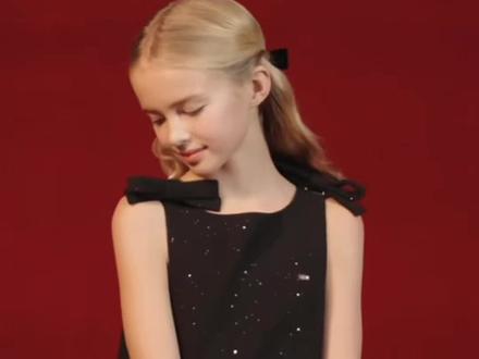 一整个太高级好看了吧~不愧是#ellekids 重磅走秀款,黑色经典又显瘦,关键现在活动价格太给力吧~库存不多赶紧冲#毛呢背心裙 #新年穿搭 #谁穿谁好看系列 #女童背心裙