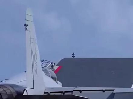 辽宁舰编队迂回增强威慑,正面回应美军双航母 辽宁舰在9日实施转向,迂回到大东岛东侧向南,与之前的向北航行出现较大改变,可以认为这是正面回应美军双航母,因为美军双航母就在菲律宾海东南方向。我方凭借强大的反舰火力,直接对美军航母发出警告,美航母或者舰载机如果实施挑衅,歼15也将锁定美军机。