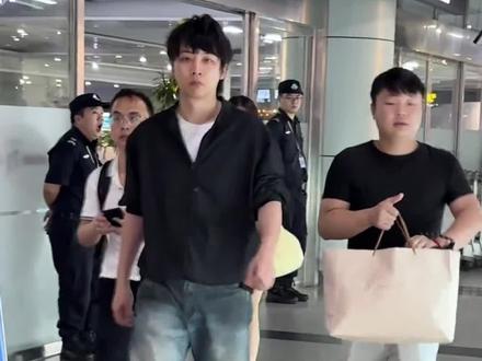 吴泽林在客栈,藏着多少不为人知的付出?#亲爱的客栈#吴泽林 #王鹤棣 #曲蔻洗发水 #默默付出的人