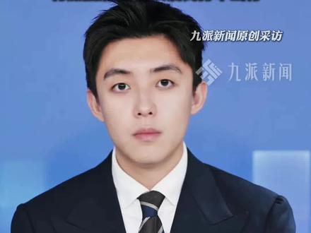 12月2日,广东佛山,#街道办回应一小区受鸟屎雨困扰 :是家燕,属保护动物,只能采取温和措施,将加强清理,建议居民打伞出行。