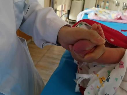 新生儿采足跟血有必要吗?请不要小看这四滴血,足以改变宝宝的一生!祝愿所有宝宝筛查正常!#勇敢的宝宝 #最美医护