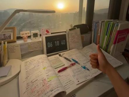 怎么来的五年呢我读了高五 复读了两年 第一年心比天高 偏不信邪选择了一个人去陌生的城市复读也许是不适应考得并不理想比第一年低了几十分 但我觉得我没有勇气和精力再去复读一年了就报了个民本读了一个月 我还是不太甘心 选择了退学 复读还行 不算好但也比前两年都好最重要的是我找到了我以后的方向 我花了两年的时间终于确定了我的方向我不知道这个决定是对是错但我自己的选择所有后果我自己承担 同时 这两年把我的少年心气也消耗得差不多了我不愿再回想有时候我也会想如果我当初没有选择复读又会怎么样 可惜没有如果命中注定的 我躲避不了人总会长大的 也总会明白从前不以为然的道理人与人之间的缘分不是一场不出门就能躲开的雨 最近很火的一句话是这么说的吧 从前我心高气傲争强好胜如今温柔而强大 沉默且宽容才是我所希望的#复读#06#高考复读#广东高考#高考辅导班